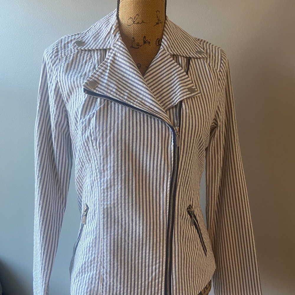 Isaac Mizrahi Live Grey and White Striped Seersucker Women’s Blazer